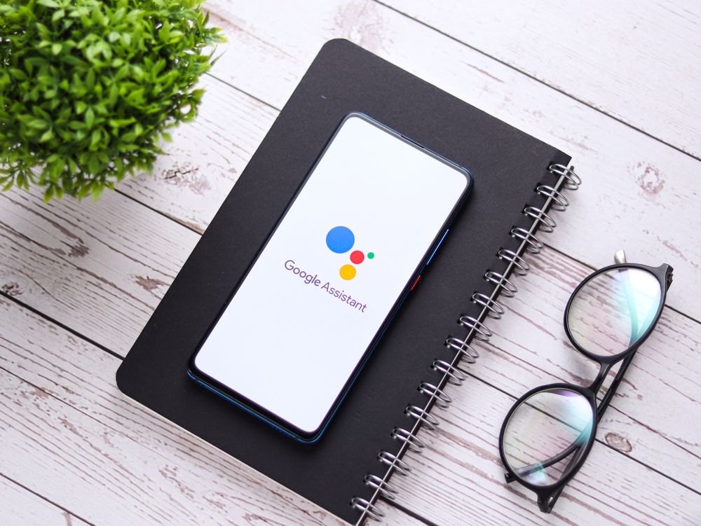 Cum activezi Google Assistant (OK, Google) când ai telefonul blocat
